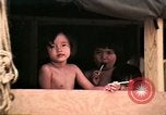 Standbild Vietnamesische Flüchtlinge Kinder essen Süßigkeiten Florida United States USA, 1975, aus Sekunde 26 historischem Filmmaterial Videoclip 65675050958