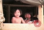 Standbild Vietnamesische Flüchtlinge Kinder essen Süßigkeiten Florida United States USA, 1975, aus Sekunde 27 historischem Filmmaterial Videoclip 65675050958