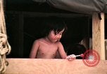 Standbild Vietnamesische Flüchtlinge Kinder essen Süßigkeiten Florida United States USA, 1975, aus Sekunde 28 historischem Filmmaterial Videoclip 65675050958