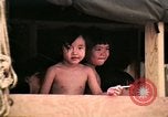 Standbild Vietnamesische Flüchtlinge Kinder essen Süßigkeiten Florida United States USA, 1975, aus Sekunde 29 historischem Filmmaterial Videoclip 65675050958