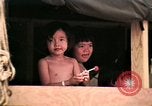 Standbild Vietnamesische Flüchtlinge Kinder essen Süßigkeiten Florida United States USA, 1975, aus Sekunde 30 historischem Filmmaterial Videoclip 65675050958