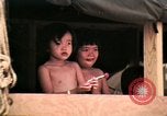 Standbild Vietnamesische Flüchtlinge Kinder essen Süßigkeiten Florida United States USA, 1975, aus Sekunde 31 historischem Filmmaterial Videoclip 65675050958