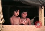 Standbild Vietnamesische Flüchtlinge Kinder essen Süßigkeiten Florida United States USA, 1975, aus Sekunde 32 historischem Filmmaterial Videoclip 65675050958