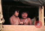 Standbild Vietnamesische Flüchtlinge Kinder essen Süßigkeiten Florida United States USA, 1975, aus Sekunde 33 historischem Filmmaterial Videoclip 65675050958