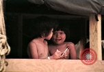Standbild Vietnamesische Flüchtlinge Kinder essen Süßigkeiten Florida United States USA, 1975, aus Sekunde 34 historischem Filmmaterial Videoclip 65675050958