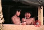 Standbild Vietnamesische Flüchtlinge Kinder essen Süßigkeiten Florida United States USA, 1975, aus Sekunde 35 historischem Filmmaterial Videoclip 65675050958