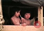 Standbild Vietnamesische Flüchtlinge Kinder essen Süßigkeiten Florida United States USA, 1975, aus Sekunde 36 historischem Filmmaterial Videoclip 65675050958