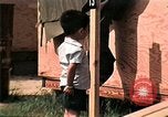 Standbild Vietnamesische Flüchtlinge Kinder essen Süßigkeiten Florida United States USA, 1975, aus Sekunde 40 historischem Filmmaterial Videoclip 65675050958