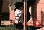 Standbild Vietnamesische Flüchtlinge Kinder essen Süßigkeiten Florida United States USA, 1975, aus Sekunde 41 historischem Filmmaterial Videoclip 65675050958
