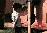 Standbild Vietnamesische Flüchtlinge Kinder essen Süßigkeiten Florida United States USA, 1975, aus Sekunde 42 historischem Filmmaterial Videoclip 65675050958
