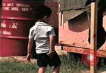 Standbild Vietnamesische Flüchtlinge Kinder essen Süßigkeiten Florida United States USA, 1975, aus Sekunde 43 historischem Filmmaterial Videoclip 65675050958