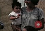 Standbild Vietnamesische Flüchtlinge Kinder essen Süßigkeiten Florida United States USA, 1975, aus Sekunde 45 historischem Filmmaterial Videoclip 65675050958
