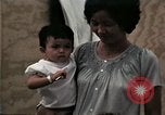 Standbild Vietnamesische Flüchtlinge Kinder essen Süßigkeiten Florida United States USA, 1975, aus Sekunde 46 historischem Filmmaterial Videoclip 65675050958