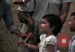 Standbild Vietnamesische Flüchtlinge Kinder essen Süßigkeiten Florida United States USA, 1975, aus Sekunde 47 historischem Filmmaterial Videoclip 65675050958