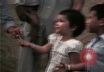 Standbild Vietnamesische Flüchtlinge Kinder essen Süßigkeiten Florida United States USA, 1975, aus Sekunde 48 historischem Filmmaterial Videoclip 65675050958