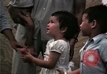 Standbild Vietnamesische Flüchtlinge Kinder essen Süßigkeiten Florida United States USA, 1975, aus Sekunde 49 historischem Filmmaterial Videoclip 65675050958