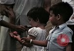Standbild Vietnamesische Flüchtlinge Kinder essen Süßigkeiten Florida United States USA, 1975, aus Sekunde 50 historischem Filmmaterial Videoclip 65675050958