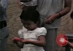Standbild Vietnamesische Flüchtlinge Kinder essen Süßigkeiten Florida United States USA, 1975, aus Sekunde 52 historischem Filmmaterial Videoclip 65675050958