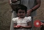 Standbild Vietnamesische Flüchtlinge Kinder essen Süßigkeiten Florida United States USA, 1975, aus Sekunde 53 historischem Filmmaterial Videoclip 65675050958