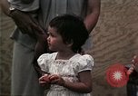 Standbild Vietnamesische Flüchtlinge Kinder essen Süßigkeiten Florida United States USA, 1975, aus Sekunde 54 historischem Filmmaterial Videoclip 65675050958