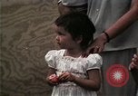 Standbild Vietnamesische Flüchtlinge Kinder essen Süßigkeiten Florida United States USA, 1975, aus Sekunde 55 historischem Filmmaterial Videoclip 65675050958