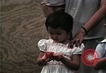 Standbild Vietnamesische Flüchtlinge Kinder essen Süßigkeiten Florida United States USA, 1975, aus Sekunde 56 historischem Filmmaterial Videoclip 65675050958