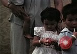 Standbild Vietnamesische Flüchtlinge Kinder essen Süßigkeiten Florida United States USA, 1975, aus Sekunde 57 historischem Filmmaterial Videoclip 65675050958