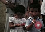 Standbild Vietnamesische Flüchtlinge Kinder essen Süßigkeiten Florida United States USA, 1975, aus Sekunde 58 historischem Filmmaterial Videoclip 65675050958