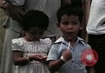 Standbild Vietnamesische Flüchtlinge Kinder essen Süßigkeiten Florida United States USA, 1975, aus Sekunde 59 historischem Filmmaterial Videoclip 65675050958