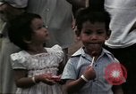 Standbild Vietnamesische Flüchtlinge Kinder essen Süßigkeiten Florida United States USA, 1975, aus Sekunde 60 historischem Filmmaterial Videoclip 65675050958