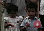 Standbild Vietnamesische Flüchtlinge Kinder essen Süßigkeiten Florida United States USA, 1975, aus Sekunde 61 historischem Filmmaterial Videoclip 65675050958