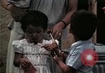 Standbild Vietnamesische Flüchtlinge Kinder essen Süßigkeiten Florida United States USA, 1975, aus Sekunde 62 historischem Filmmaterial Videoclip 65675050958