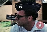 Standbild Vietnamesische Flüchtlinge ankommen in den Vereinigten Staaten Florida United States USA, 1975, aus Sekunde 11 historischem Filmmaterial Videoclip 65675050959