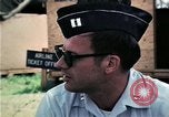 Standbild Vietnamesische Flüchtlinge ankommen in den Vereinigten Staaten Florida United States USA, 1975, aus Sekunde 12 historischem Filmmaterial Videoclip 65675050959