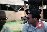 Standbild Vietnamesische Flüchtlinge ankommen in den Vereinigten Staaten Florida United States USA, 1975, aus Sekunde 14 historischem Filmmaterial Videoclip 65675050959