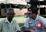 Standbild Vietnamesische Flüchtlinge ankommen in den Vereinigten Staaten Florida United States USA, 1975, aus Sekunde 15 historischem Filmmaterial Videoclip 65675050959