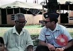 Standbild Vietnamesische Flüchtlinge ankommen in den Vereinigten Staaten Florida United States USA, 1975, aus Sekunde 16 historischem Filmmaterial Videoclip 65675050959