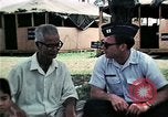 Standbild Vietnamesische Flüchtlinge ankommen in den Vereinigten Staaten Florida United States USA, 1975, aus Sekunde 17 historischem Filmmaterial Videoclip 65675050959