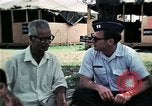 Standbild Vietnamesische Flüchtlinge ankommen in den Vereinigten Staaten Florida United States USA, 1975, aus Sekunde 19 historischem Filmmaterial Videoclip 65675050959