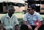 Standbild Vietnamesische Flüchtlinge ankommen in den Vereinigten Staaten Florida United States USA, 1975, aus Sekunde 21 historischem Filmmaterial Videoclip 65675050959
