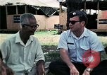Standbild Vietnamesische Flüchtlinge ankommen in den Vereinigten Staaten Florida United States USA, 1975, aus Sekunde 22 historischem Filmmaterial Videoclip 65675050959