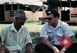 Standbild Vietnamesische Flüchtlinge ankommen in den Vereinigten Staaten Florida United States USA, 1975, aus Sekunde 23 historischem Filmmaterial Videoclip 65675050959