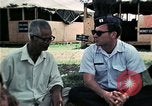 Standbild Vietnamesische Flüchtlinge ankommen in den Vereinigten Staaten Florida United States USA, 1975, aus Sekunde 24 historischem Filmmaterial Videoclip 65675050959
