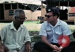 Standbild Vietnamesische Flüchtlinge ankommen in den Vereinigten Staaten Florida United States USA, 1975, aus Sekunde 25 historischem Filmmaterial Videoclip 65675050959