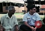 Standbild Vietnamesische Flüchtlinge ankommen in den Vereinigten Staaten Florida United States USA, 1975, aus Sekunde 26 historischem Filmmaterial Videoclip 65675050959