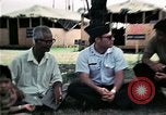 Standbild Vietnamesische Flüchtlinge ankommen in den Vereinigten Staaten Florida United States USA, 1975, aus Sekunde 27 historischem Filmmaterial Videoclip 65675050959