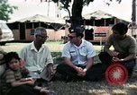Standbild Vietnamesische Flüchtlinge ankommen in den Vereinigten Staaten Florida United States USA, 1975, aus Sekunde 28 historischem Filmmaterial Videoclip 65675050959