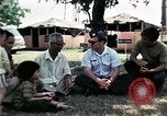 Standbild Vietnamesische Flüchtlinge ankommen in den Vereinigten Staaten Florida United States USA, 1975, aus Sekunde 29 historischem Filmmaterial Videoclip 65675050959