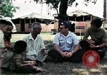 Standbild Vietnamesische Flüchtlinge ankommen in den Vereinigten Staaten Florida United States USA, 1975, aus Sekunde 30 historischem Filmmaterial Videoclip 65675050959