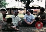 Standbild Vietnamesische Flüchtlinge ankommen in den Vereinigten Staaten Florida United States USA, 1975, aus Sekunde 31 historischem Filmmaterial Videoclip 65675050959